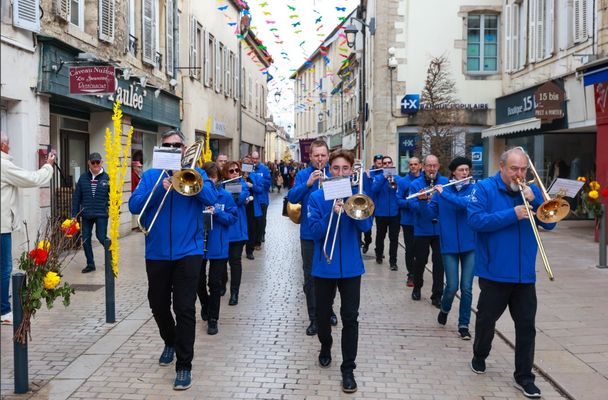 L'Harmonie de Nuits-Saint-Georges en défilé à la vente des vins
